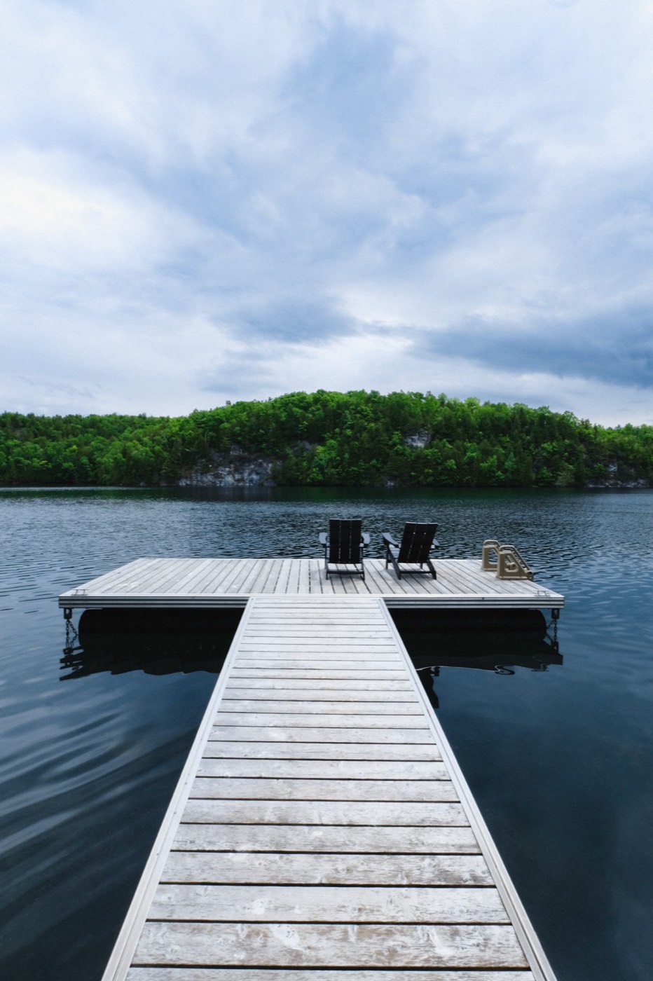 Black Oak Lodge waterfront deck and lounge area